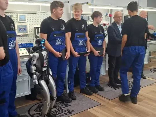 Zespół Szkół Technicznych uruchomił kierunek technik automatyk. Kronospan przekazał uczniom nowoczesne warsztaty i tablety podczas uroczystości prowadzonej przez robota ALEXa