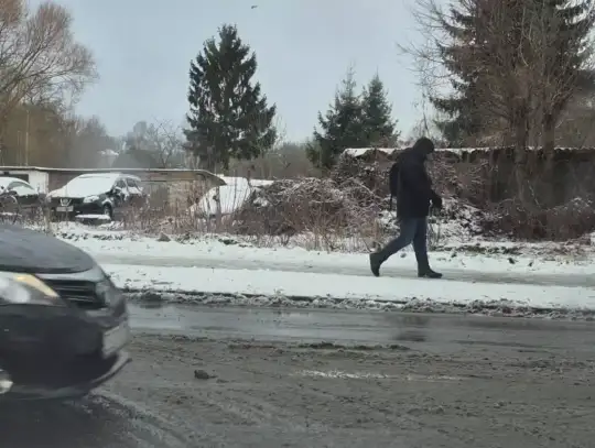 Zima zaostrza warunki na drogach powiatu szczecineckiego —  apel o ostrożność: zimowe opony i ekwipunek awaryjny