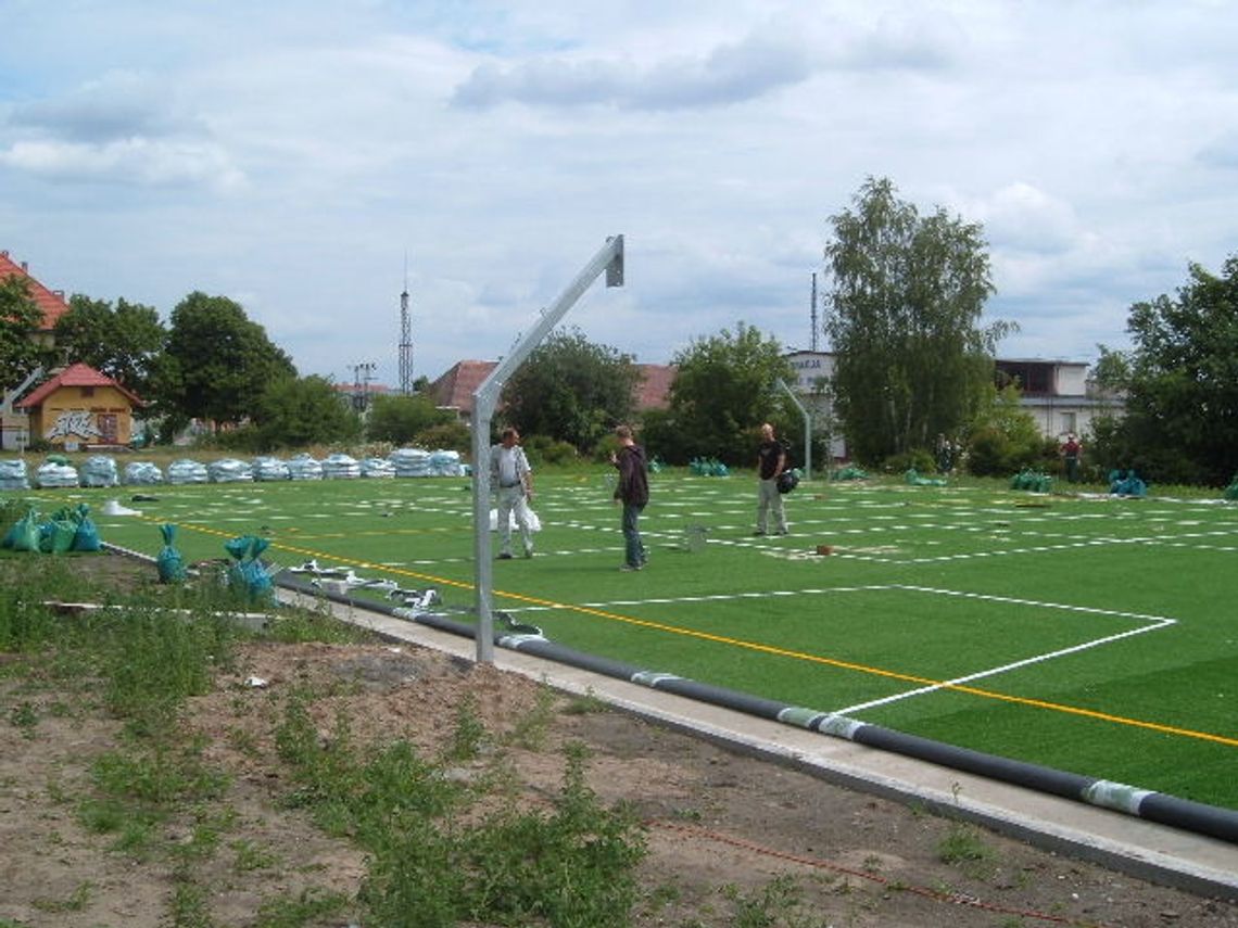 Boisko ze sztuczną nawierzchnią