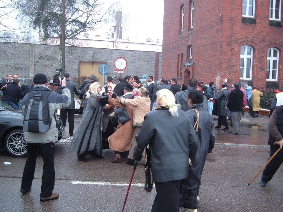 Bójka przed sądem