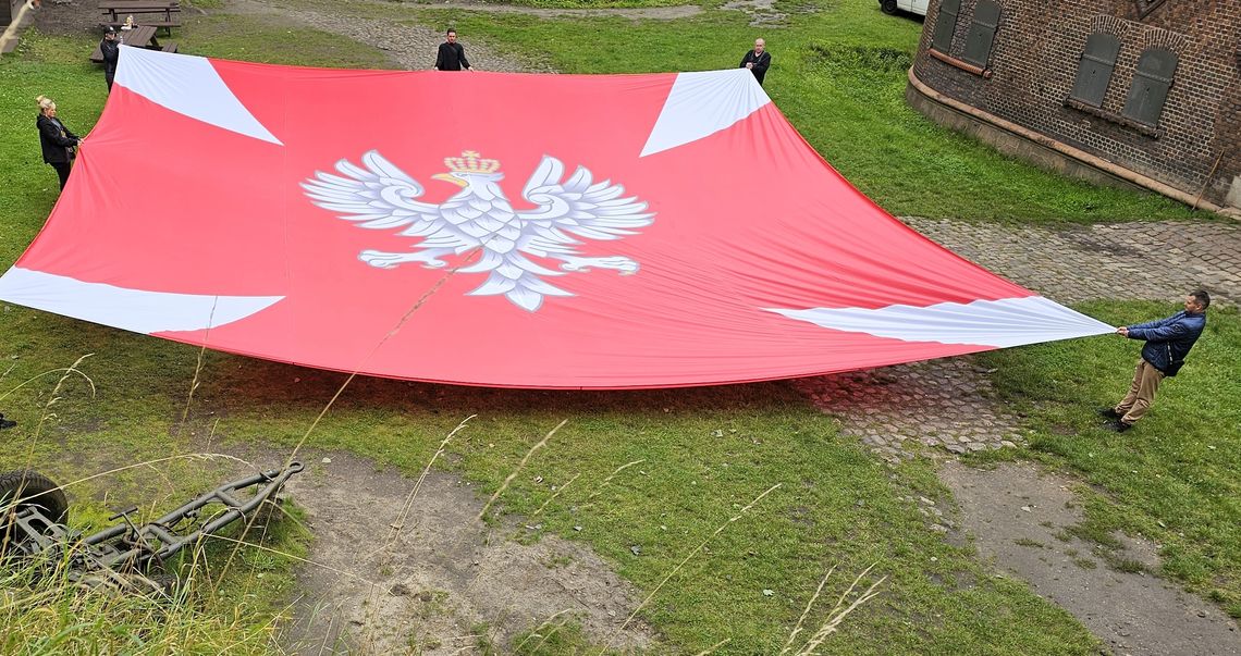 Chorągiew Wojska Polskiego na Latarni Morskiej w Świnoujściu