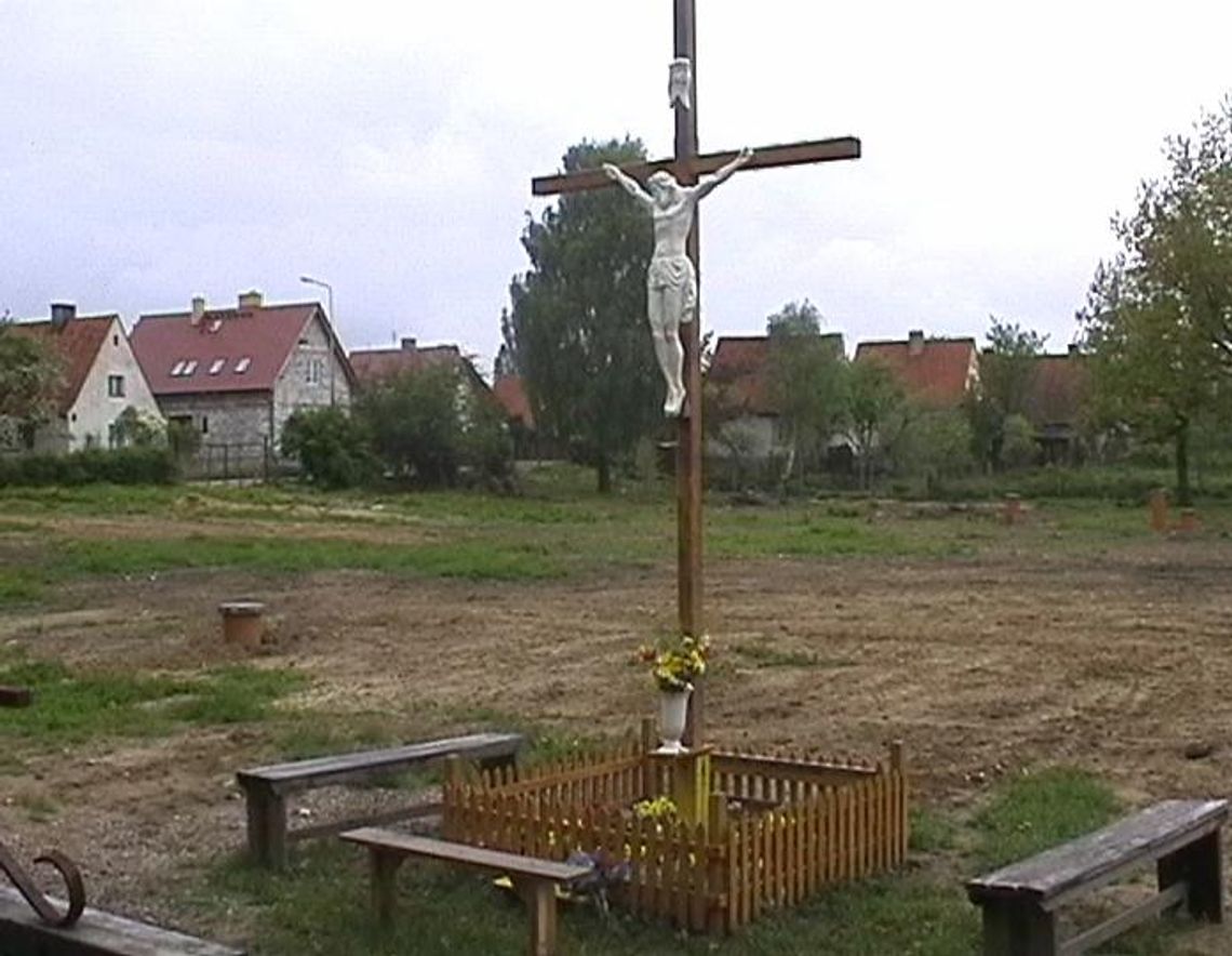 Krzyż odbudowano