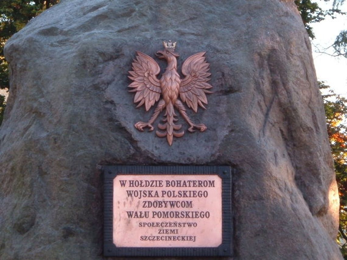 Kwiaty pod pomnikiem