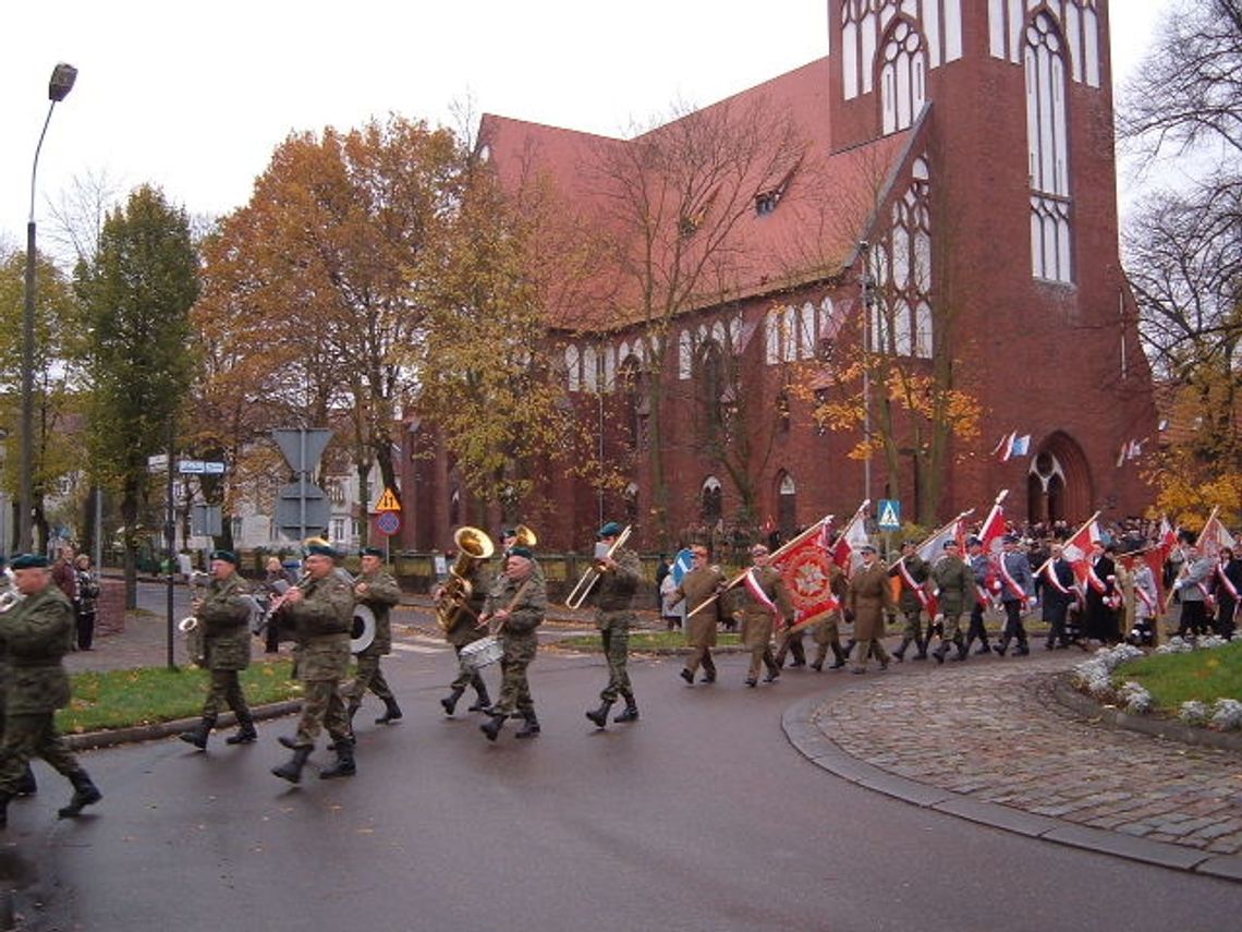 Kwiaty pod pomnikiem Marszałka