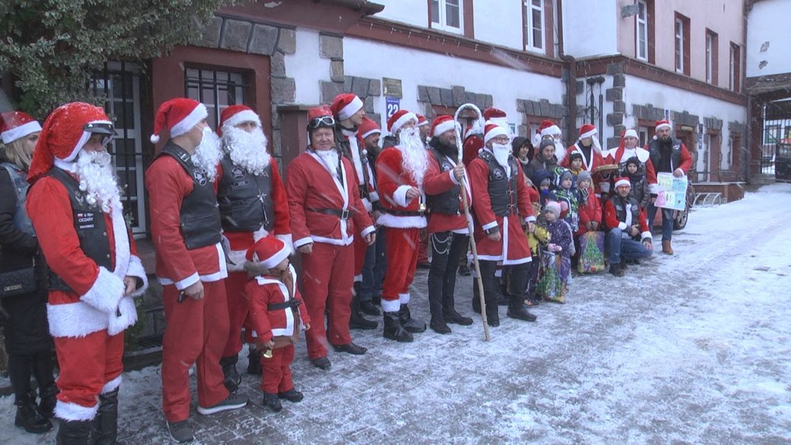 Motomikołaje przyjechali samochodami - motocykle pozostaly w garażach.