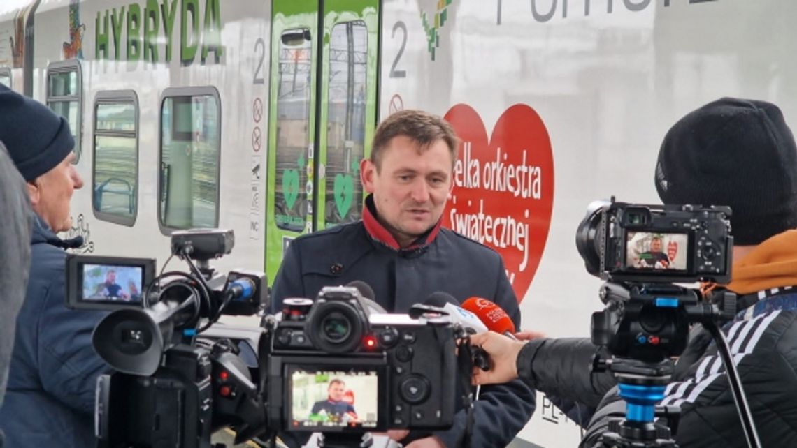 Najnowsza Hybryda na torach. Pociąg z symbolami WOŚP w Szczecinku 