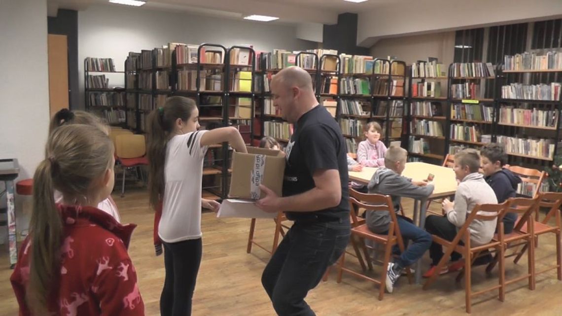 Noc w bibliotece