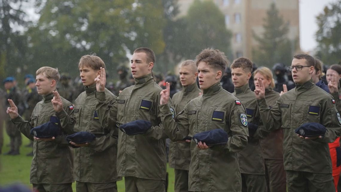 Pierwszoklasiści ZS nr 7 w Białym Borze złożyli uroczyste ślubowanie na sztandar i rozpoczęli drogę do służb mundurowych