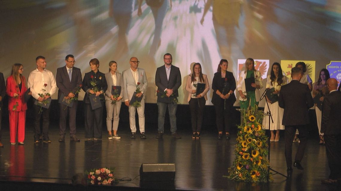 Powiatowo-miejskie uroczystości inaugurujące nowy rok szkolny w kinie Wolność: Nauczyciele nagrodzeni, sztandary szkół obecne, uczniowie z występem artystycznym