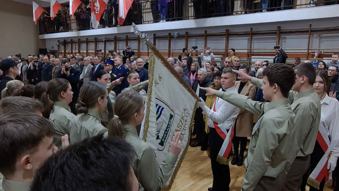 Przyszli strażacy i leśnicy ślubowali na szkolny sztandar