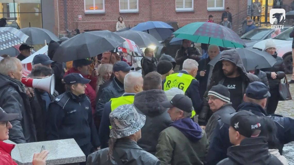 Robert Bąkiewicz w Szczecinku: protest przed Zamkiem, policja interweniowała — lider Straży Narodowej o suwerenności, migracji i obronie tożsamości