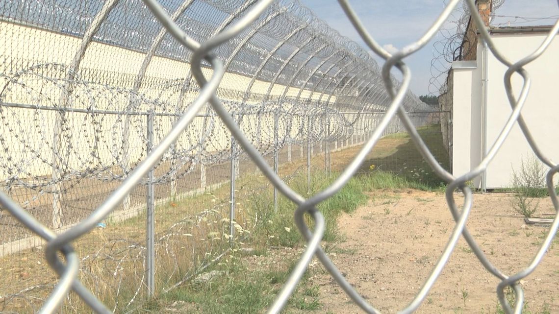 Śmierć więźnia i wstrząsające doniesienia funkcjonariusza. Stonoga publikuje nagrania