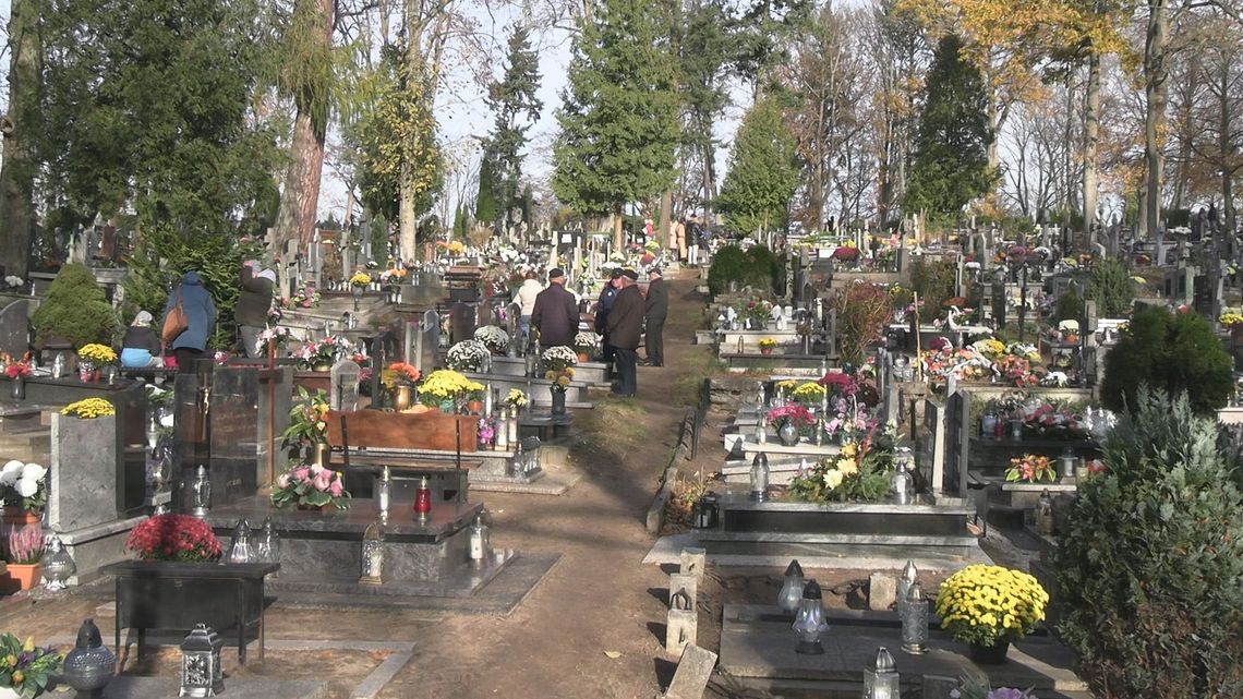 Wszystkich Świętych w Szczecinku: tysiące zniczy, pamięć o zapomnianych mogiłach i zbiórka dla Hospicjum św. Franciszka