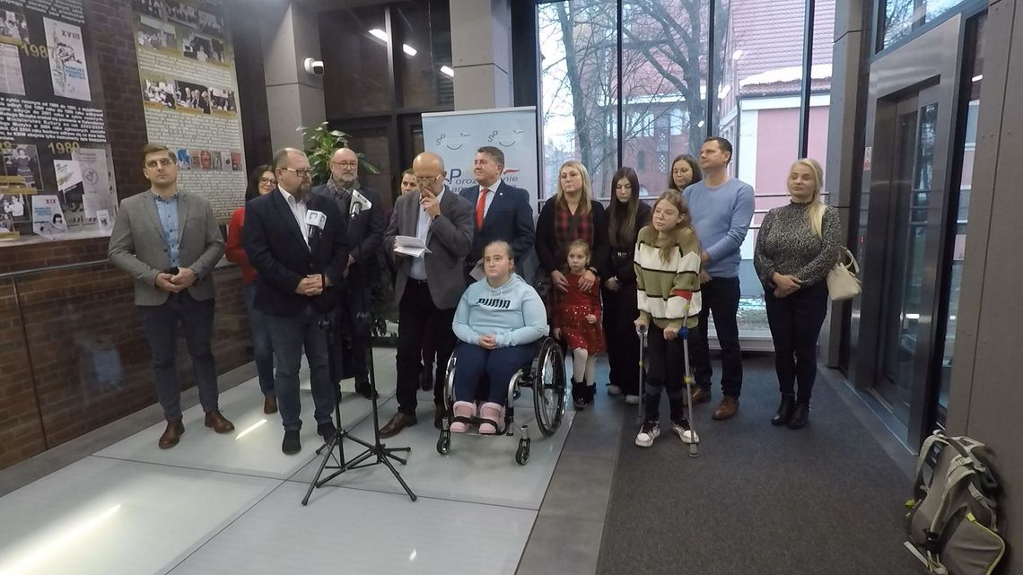 Zagrają i pomogą trzem dziewczynkom z terenu powiatu.