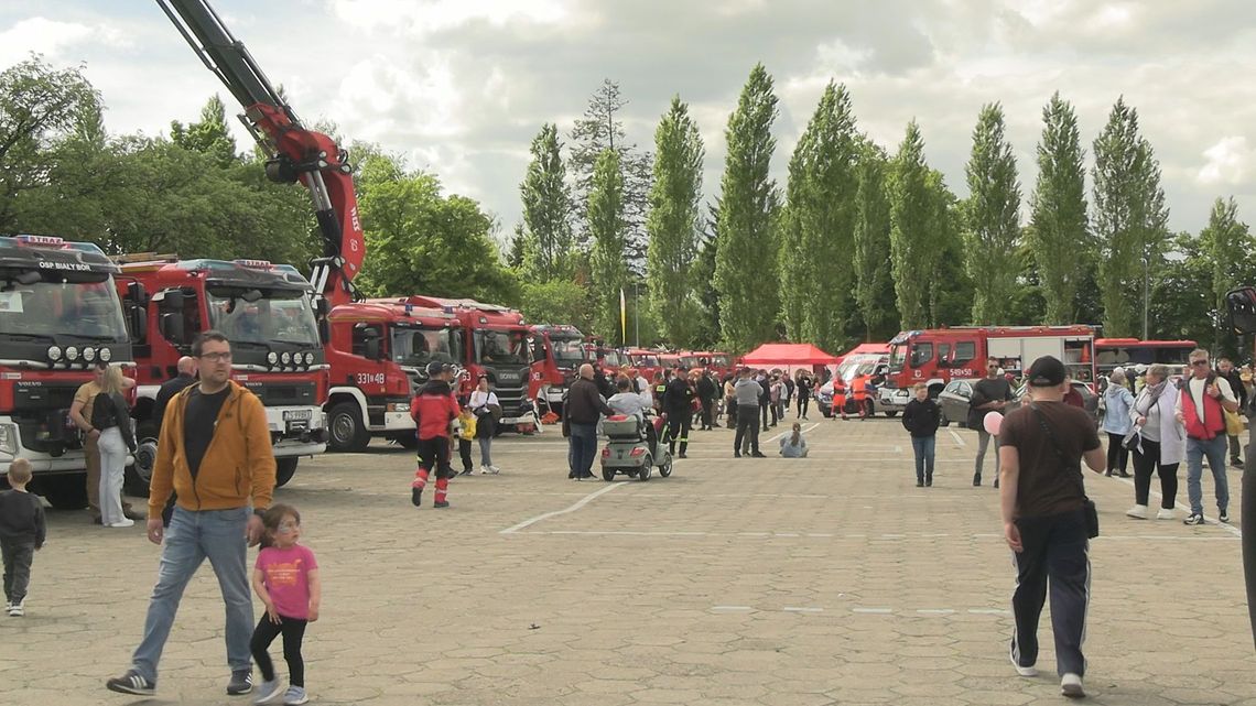 Życzenia, medale odznaczenia, nagrody i strażacki piknik