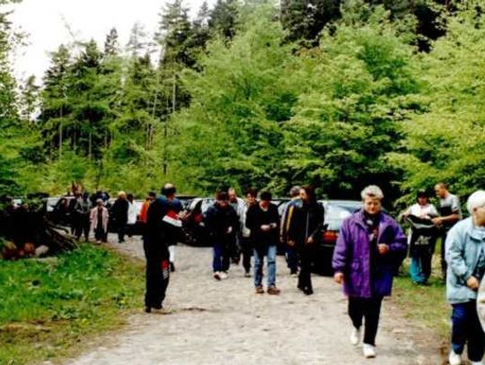 Turyści udają się na leśne wzgórze, gdzie znajduje się pomnik przyrody nieożywionej - głaz narzutowy zwany smoczym jajem