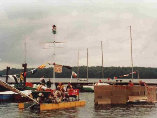 Pomysłowośc młodzieży w zakresie konstrukcji obiektów pływajacych była duża. Na zdjęciu - jednostki w czasie wyścigu.