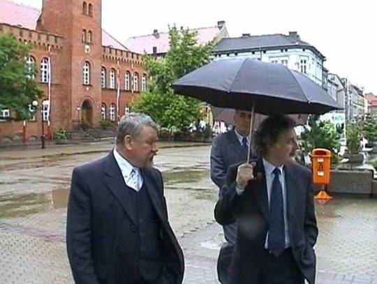 Wicepremier Komołowski w towarzystwie wiceburmistrza Szczecinka mimoo deszczu spacerował po Placu Wolności