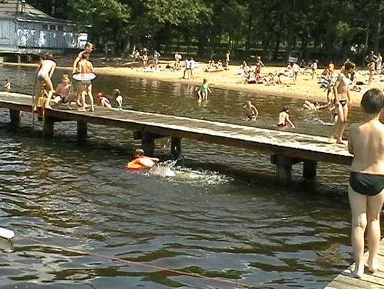 Plaża nad jeziorem Trzesiecko w Szczecinku cieszy się dużym powodzeniem wśród mieszkańców. Kąpiący się, w zależności od swoich umiejętności pływackich