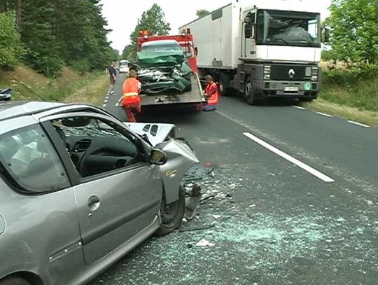 Czołowe zderzenie samochodów na drodze krajowej nr 11 w okolicach Sokolnika