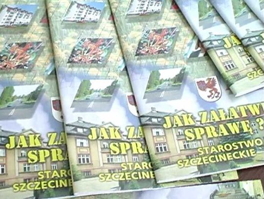 Taka broszura ma uprościć załatwianie spraw interesantom w szczecineckim starostwie