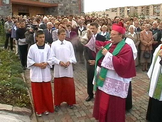 Ks. bp Marian Gołębiewski podczas uroczystego erygowania Drogi Krzyżowej na terenie Kalwarii Szczecineckiej