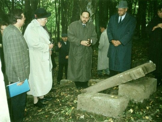 Wiceburmistrz Andrzej Rauflajsz, Gisele Miessner, rabin Michael Schudrich i Heinz Wandelt w chwilę po złożeniu kamyków pamięci