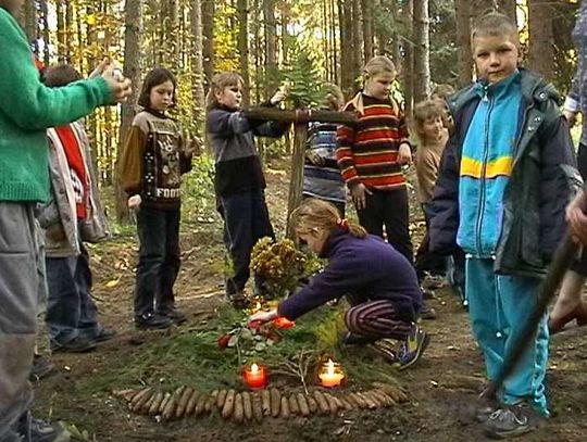 Dzieci ze Szkoły Podstawowej w Piaskach opiekują się przydrożnymi grobami w pobliżu tej miejscowości