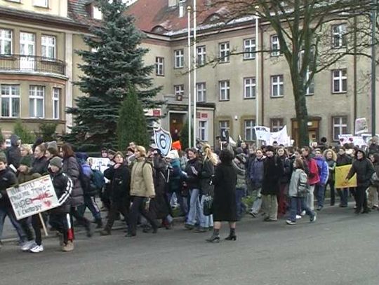 Uczestnicy marszu spod starostwa udali sie pd ratusz