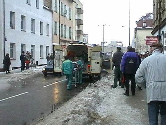 Ciężko rannego chłopca zabiera pogotowie