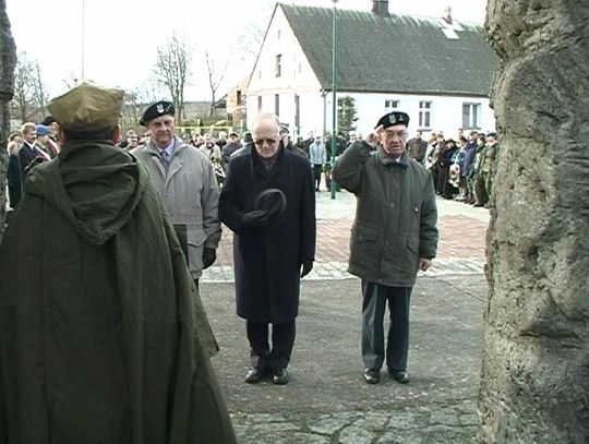 Rocznicowe uroczystości pod pomnikiem w Podgajach