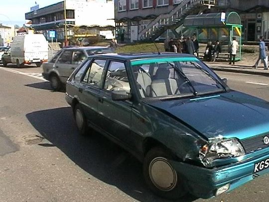 Kierowca tego poloneza usiłował wjechać pomiedzy dwa autobusy