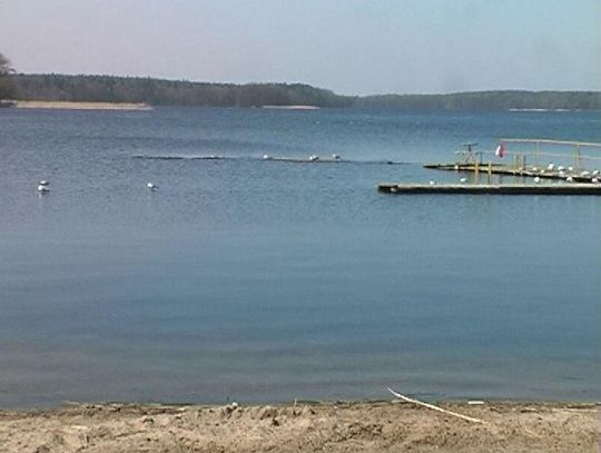 zimowe lody nie oszczędziły pomostów na plaży miejskiej