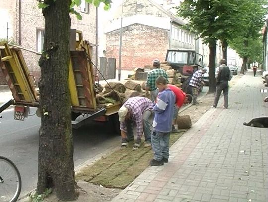 układanie trawy "z metra" przy ul. Zielonej