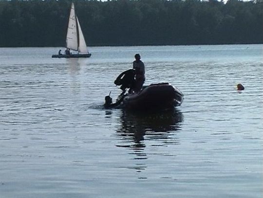 płetwonurkowie poszukują ciała topielca na jez. Trzesiecko