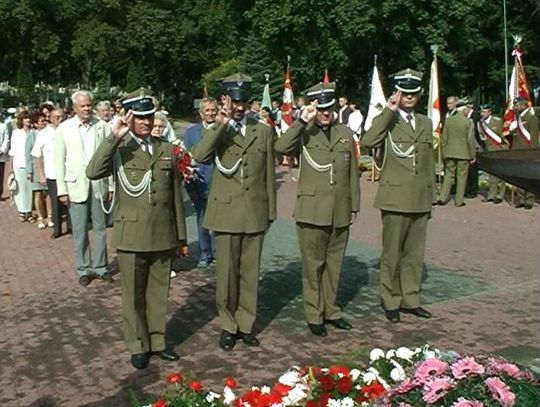 składanie kwiatów pod Pomnikiem Zdobywców Wału Pomorskiego