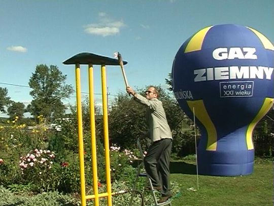 symboliczną świeczkę zapalił zastępca dyrektora Zakładu Gazowniczego Jarosław Woźny.