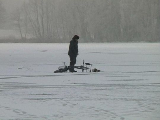 wędkarze "na pierwszym" lodzie