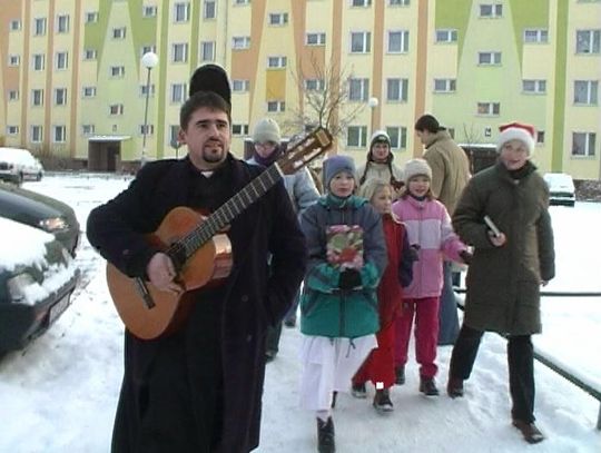 młodzi kolędnicy z ks. Mariuszem