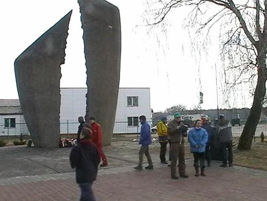 Zimowy spływ Gwdą - rozpoczęcie pod pomnikiem w Podgajach