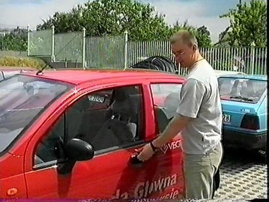 pan Lucjan Milewicz ze Skierniewic odbiera nagrodę Daewoo Matiz