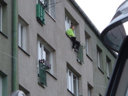 Szaleniec na parapecie