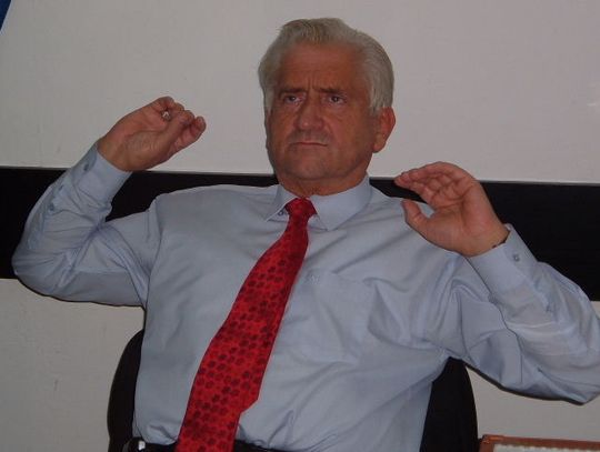 Senator nie poddaje się