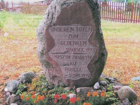 Kamień pamiątkowy w Sporem. Podobny kamień miałby stanąć w Szczecinku.