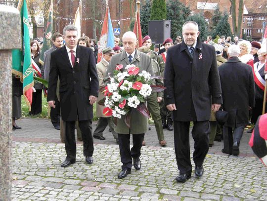 Oficjalnie pod pomnikiem
